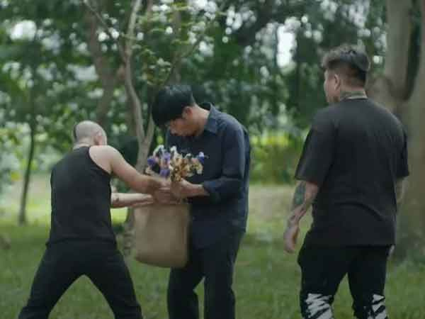 'Mẹ rơm' tập 28: Mô đã nghèo còn gặp phải côn đồ, Khoản sắp biết Hạt Dẻ là con Hào?
