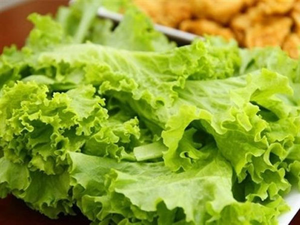 Rau sống được nhiều người ưa thích nhưng ai nên hạn chế ăn?
