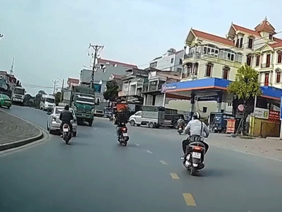 Sang đường thiếu quan sát, thanh niên đi xe máy vẫn nhanh chân thoát được gầm xe tải