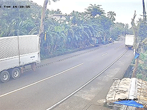 Clip: Hai cô gái may mắn suýt mất mạng dưới bánh xe tải