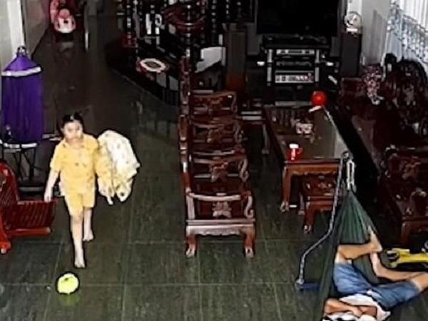 Thấy bố nằm ngủ trên võng, bé gái liền có hành động đáng yêu khiến dân mạng không ngớt lời khen
