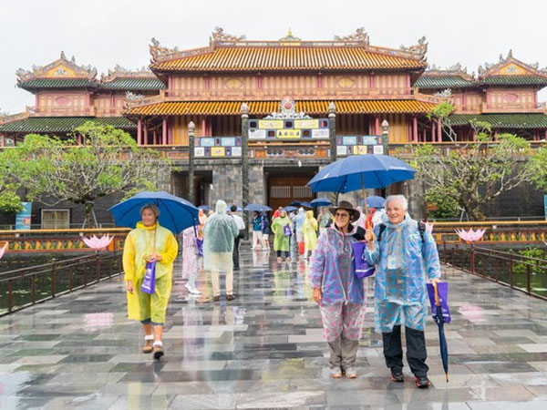 Thực hư chuyện ‘không xem được ngai vàng’, du khách Thái Lan chụp ảnh trước Ngọ môn Huế rồi ra về