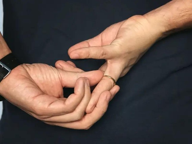 Suýt 'hỏng đời trai' vì đeo nhẫn tự chữa rối loạn cương dương cho 'cậu nhỏ'