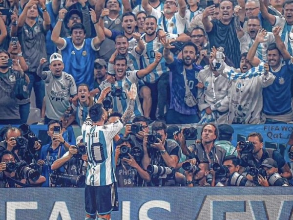 Điều tuyệt vời của Messi mà Maradona không bao giờ có được