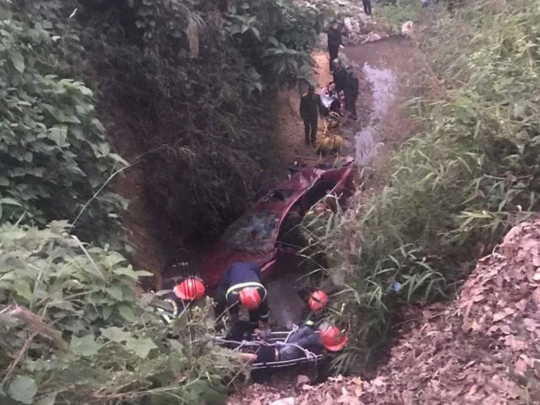 Vụ ôtô rơi xuống khe suối 15 tiếng không ai biết: 3 người thương vong