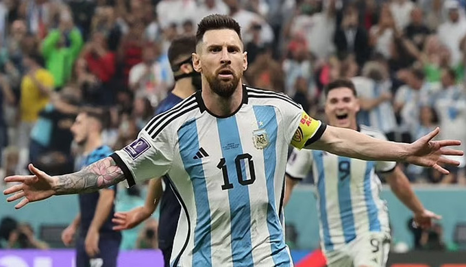 Messi lập 'hat-trick' kỳ vĩ mới chỉ 8 cầu thủ làm được