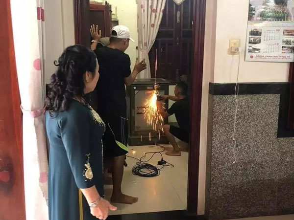 Nhà trai sắp tới cửa, mẹ phải phá két lấy vàng tặng con gái vì lỡ quên mật khẩu