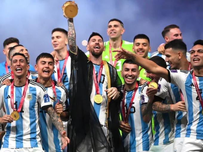 Bí mật về chiếc áo choàng đen Messi mặc khi giương cao cúp vô địch World Cup 2022