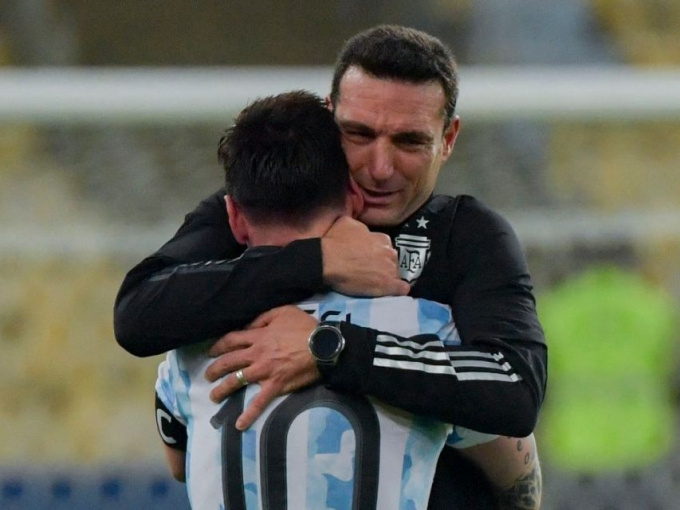 HLV Scaloni khóc nói về chung kết với Pháp, thuyết phục Messi ở lại