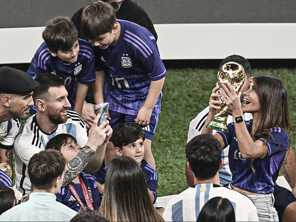 Messi gây sốt với cảnh cưng chiều vợ trong thời điểm vinh quang nhất cuộc đời