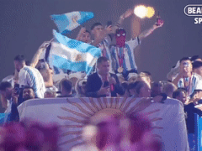 Video: Đoàn lạc đà hộ tống, Messi và đồng đội diễu hành cúp vàng World Cup ngay trên đường phố Qatar