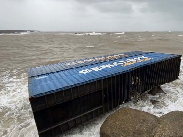 Hai container vỡ chứa đầy hàng dạt vào bờ biển Quảng Ngãi