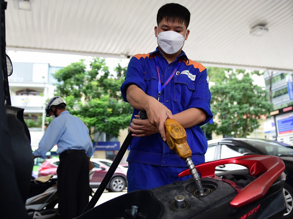Chính phủ thông qua đề xuất giảm sàn thuế bảo vệ môi trường với xăng dầu