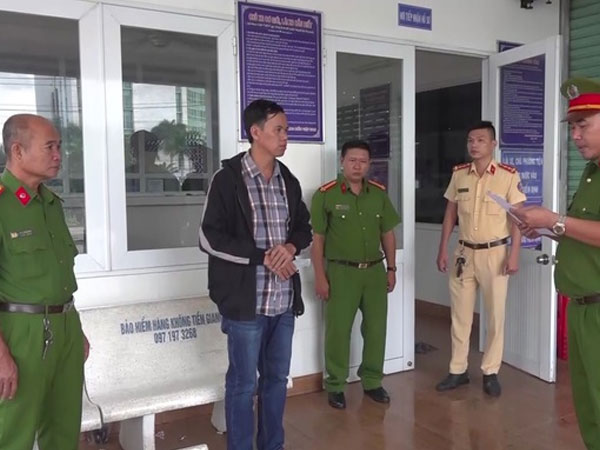 Hình ảnh bắt giữ, khám xét ở hàng loạt trung tâm đăng kiểm