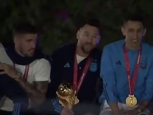 Clip: Messi cùng đồng đội suýt 'lộn cổ' vì dây điện khi ngồi nóc xe diễu hành
