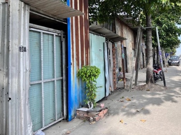 Xác nữ khỏa thân trong dãy ki-ốt dấy lên nghi án giết người, cướp của