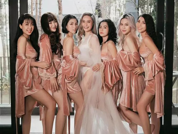Đoàn Di Băng bắt chước Diệu Nhi chụp nội y để kỷ niệm 10 năm cưới