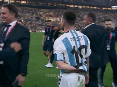 Bất ngờ danh tính người phụ nữ được Messi ôm chầm lấy đầu tiên sau chung kết World Cup 2022