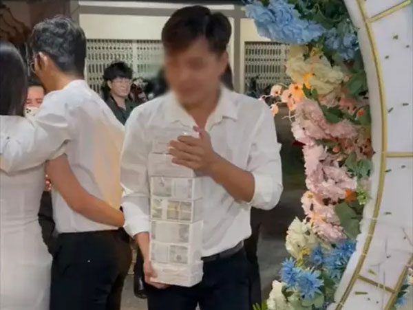 Thanh niên mừng đám cưới bạn 7 cọc tiền mới tinh, nhìn mệnh giá mà hốt hoảng thay cho cô dâu chú rể