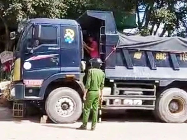 Một thanh niên nghi ngáo đá, trộm xe ben 'chạy trốn'