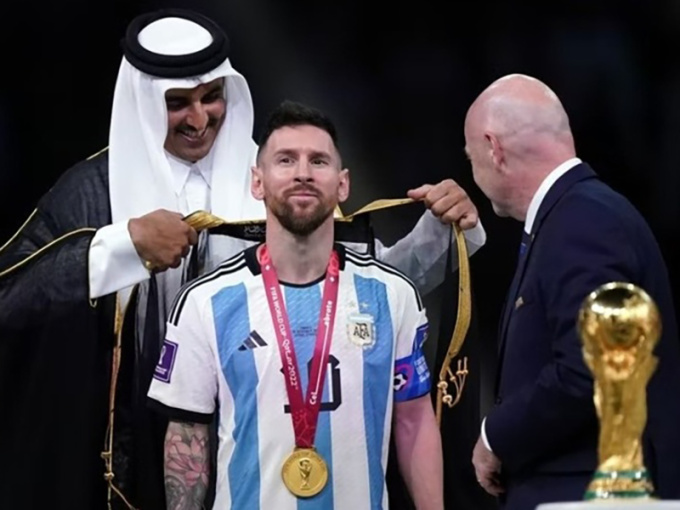 Áo choàng hoàng gia của Messi có giá hàng nghìn USD vẫn 'cháy hàng'