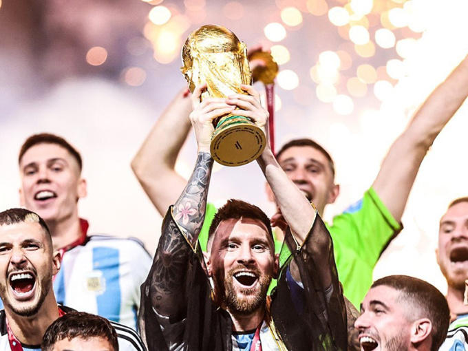 Dưới đáy cúp vàng World Cup có gì?