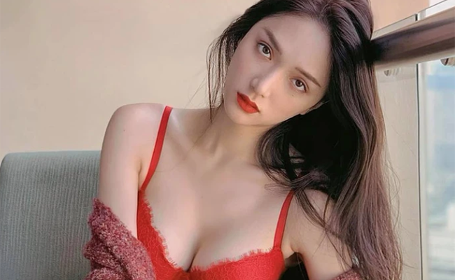 Diện đồ cắt xẻ táo bạo, Hương Giang khoe hình thể 'căng đét'