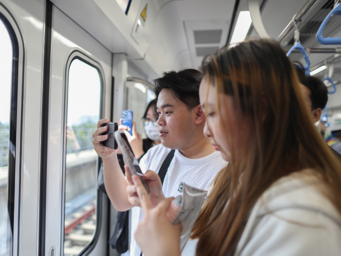 Ảnh: Những hành khách đầu tiên được trải nghiệm tàu Metro số 1 TP.HCM
