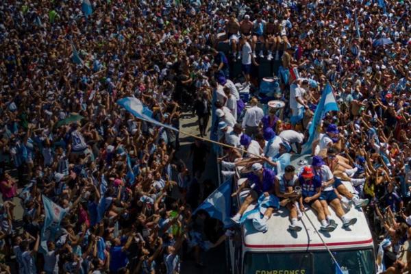 Bị kẹt cứng giữa 5 triệu người, Messi và đồng đội phải nhờ trực thăng giải cứu