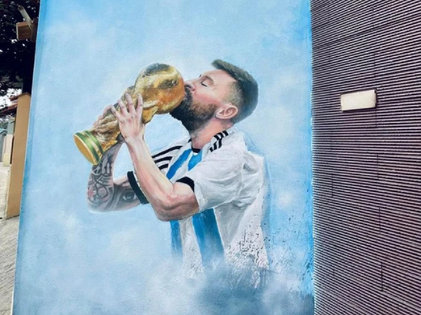 Hâm mộ Messi cuồng nhiệt, thầy giáo tiểu học quyết định 'chơi lớn' vẽ hình thần tượng trước cổng nhà