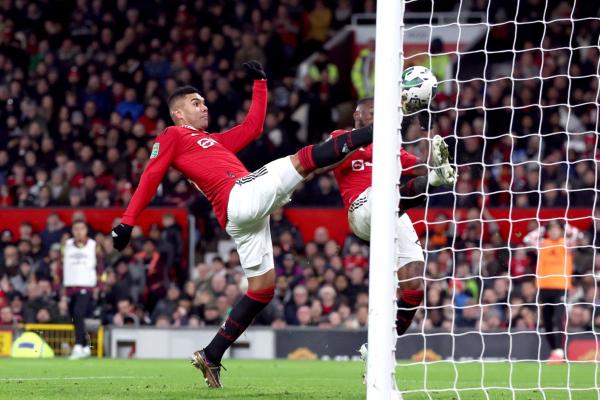 Maguire chấn thương, MU phải kéo Casemiro xuống đá trung vệ khi Ngoại hạng Anh trở lại