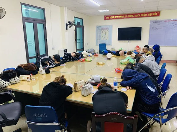 Bắt quả tang 5 'chân dài' đang bán dâm cho khách