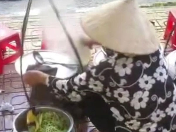 Thực hư clip người bán bún đổ thức ăn thừa vào nồi bán tiếp