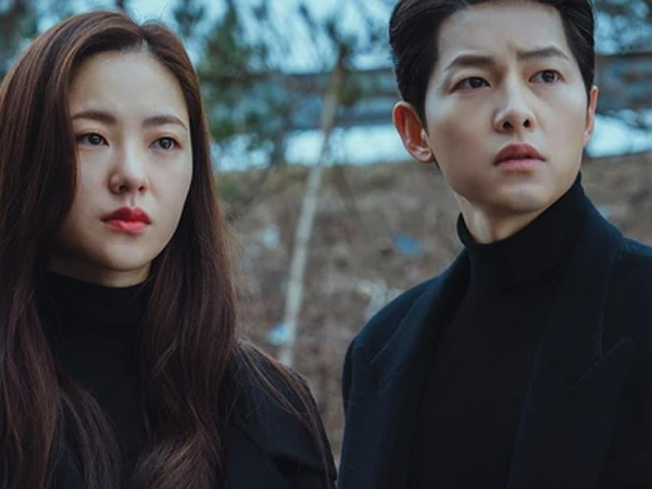 Song Joong Ki bị bắt gặp mặc đồ đôi với tình tin đồn, được ví như Binz - Châu Bùi của Việt Nam