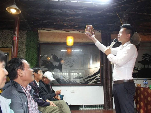 Tham gia 'tour tham quan 0 đồng', nhiều người cao tuổi ở Hà Nội nếm 'trái đắng'