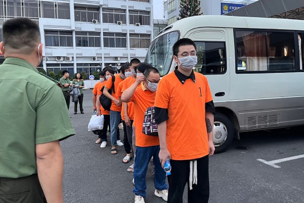 Công an TP.HCM trục xuất 12 người Trung Quốc nhập cảnh trái phép