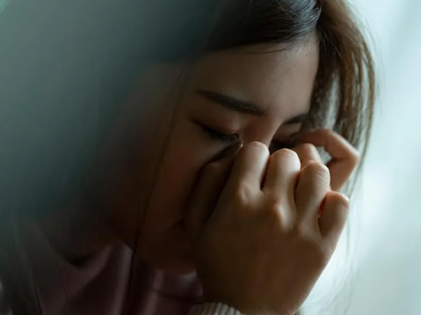 Đến nhà bạn trai, thấy người con gái ngồi trong phòng tối mà tôi đau lòng