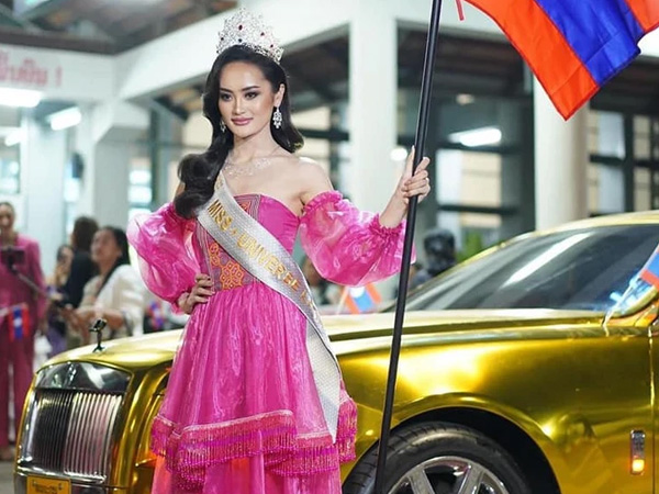 Miss Universe Lào 'chơi lớn', đi siêu xe mạ vàng ra sân bay lên đường sang Mỹ: Vị trí nào cho năm nay?