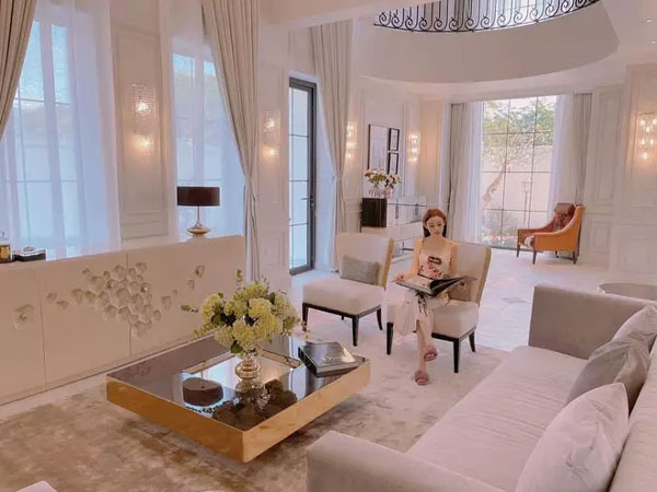 Khoe chồng giàu cưng chiều, Huyền Baby gây choáng ở biệt thự 80 tỷ