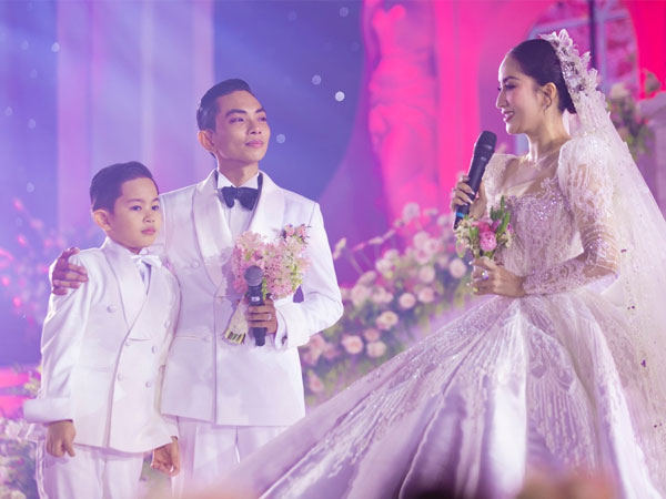 Phan Hiển khóc nhiều hơn Khánh Thi trong đám cưới đẹp như cổ tích