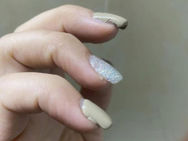 Chi hẳn 400 nghìn làm nail nhưng 'lem nhem hơn cả lúc chưa làm', cô gái vừa phản ứng liền bị chủ tiệm dọa 'vặt cổ'