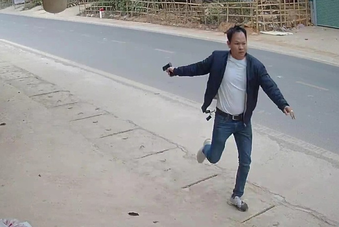 Người đàn ông nghi vận chuyển ma túy vứt bỏ ôtô, cướp xe máy, dùng súng chống trả công an