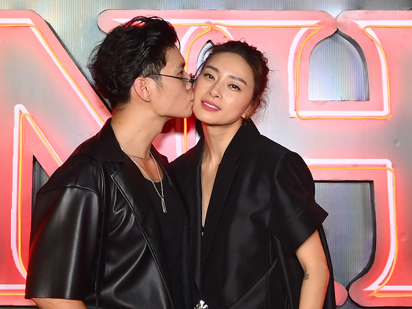 Huy Trần hôn Ngô Thanh Vân trên thảm đỏ 'Thanh Sói'