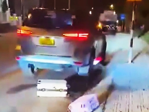 Clip: Tài xế taxi chửi bới, ném vali của khách du lịch gây phẫn nộ ở Đà Lạt