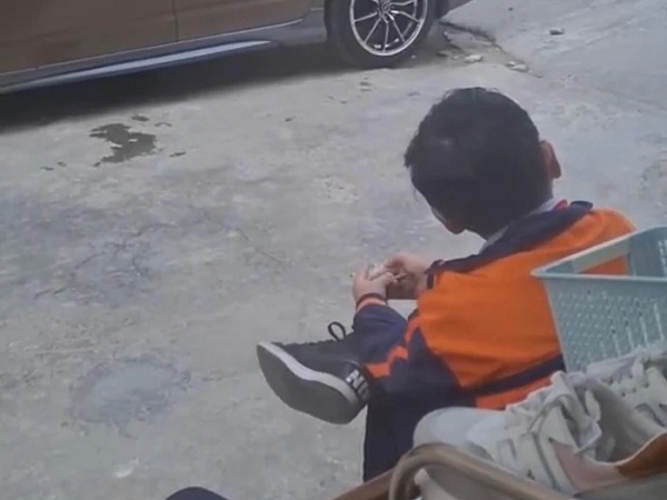 Hộ tống em gái đi gội đầu, hành động ga lăng của anh trai nhỏ khiến dân tình đổ xô 'xin vía'
