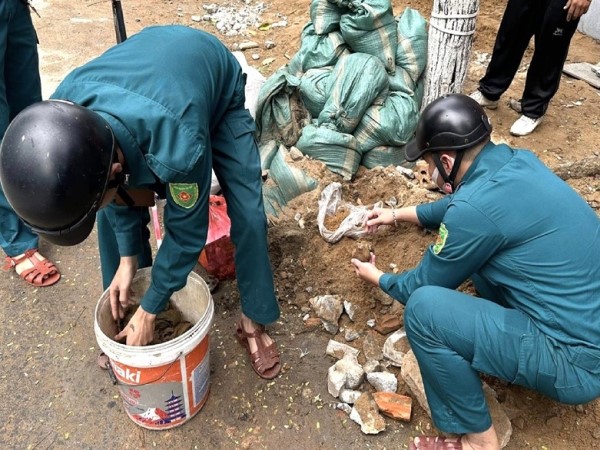 Đang thi công vỉa hè, phát hiện 10 quả lựu đạn