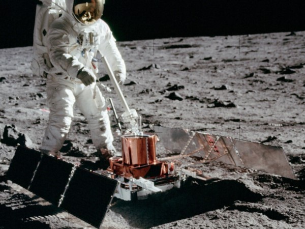 NASA tuyên bố đá mặt trăng đủ oxy cho 8 tỷ người sống