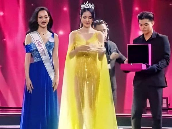 Á hậu Phương Anh lên tiếng về đầm xuyên thấu gây ồn ào