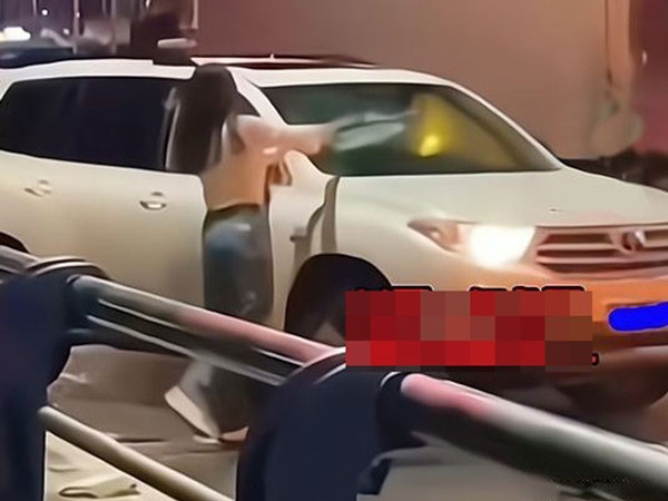 Bắt gặp 'tiểu tam' ung dung ngồi trang điểm trong xe của chồng, 'chính thất' nổi cơn tam bành lao vào đánh tay đôi, dân tình phán: 'Dại quá!'