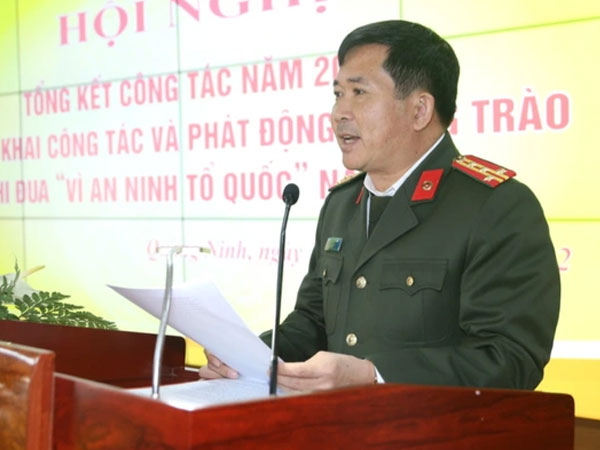 Đại tá Đinh Văn Nơi - Giám đốc Công an tỉnh Quảng Ninh nhận Huân chương chiến công hạng Nhì